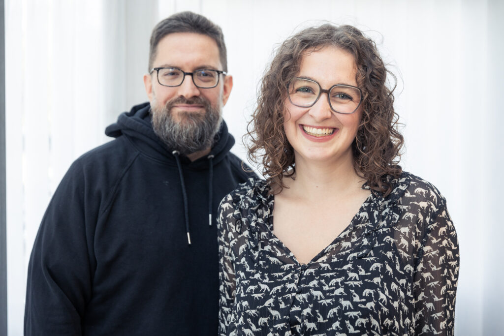 Roman und Imelda schauen gut gelaunt in die Kamera