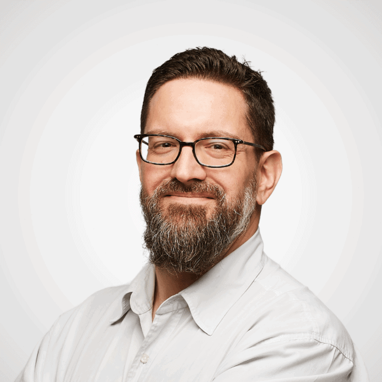 Dr. Roman Asper, erfahrener OKR Coach mit Schwerpunkt auf Strategieentwicklung und agilen Methoden