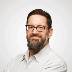 Dr. Roman Asper, erfahrener OKR Coach mit Schwerpunkt auf Strategieentwicklung und agilen Methoden